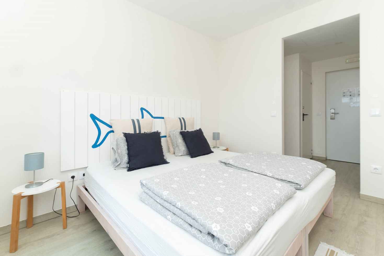 This is a cozy double room with a private bathroom and amenities and a large balcony overlooking the ocean and the pool. Extra-person: + €200