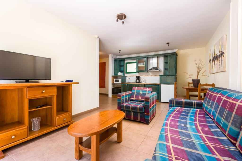 This apartment has a balcony or terrace, private entrance and sofa. The bedroom includes 1 double bed or 2 single beds. Private kitchen, private room, deluxe apartment facilities.