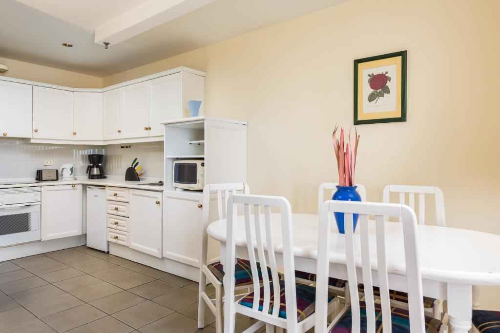 Up to 4 people.
- Bedroom: 1 double bed 
- Living room: 1 sofa bed 
Private kitchen, private bathroom, great sea views This apartment features a electric kettle, washing machine and oven.